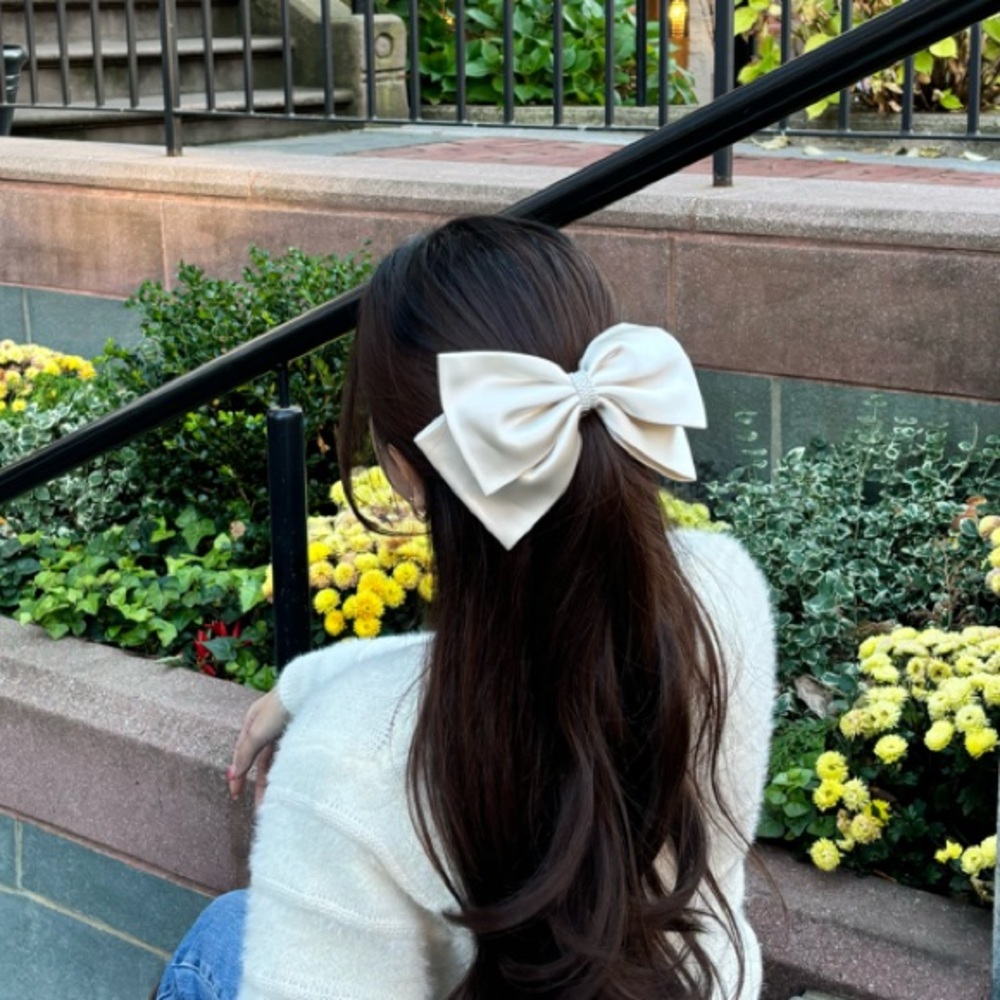 Elegant Cream Bow Hair Accessory